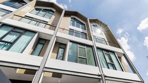 A multi-story building with large windows and balconies. - Bangkok Four-Bedroom Single Family Villa [near Sangtai Shopping Center + Royal Park] (Bangkok)
