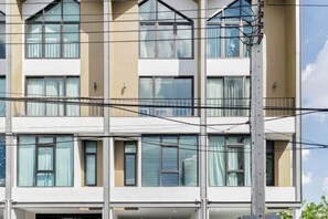 Exterior - Bangkok Four-Bedroom Single Family Villa [near Sangtai Shopping Center + Royal Park] (Bangkok)
