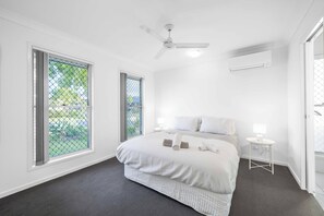 4 bedrooms, iron/ironing board, WiFi, bed sheets
