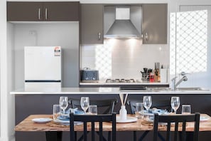 Private kitchen - Soothing 4-bedroom house with AC in Yarrabilba (Yarrabilba)