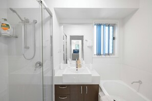 Hair dryer, towels, soap, toilet paper - Soothing 4-bedroom house with AC in Yarrabilba (Yarrabilba)