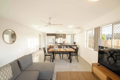 Soothing 4-bedroom house with AC in Yarrabilba