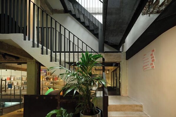 Interior - Stupid Stay (Bangkok)