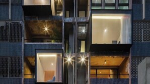 Un edificio de varios pisos con balcones y ventanas.