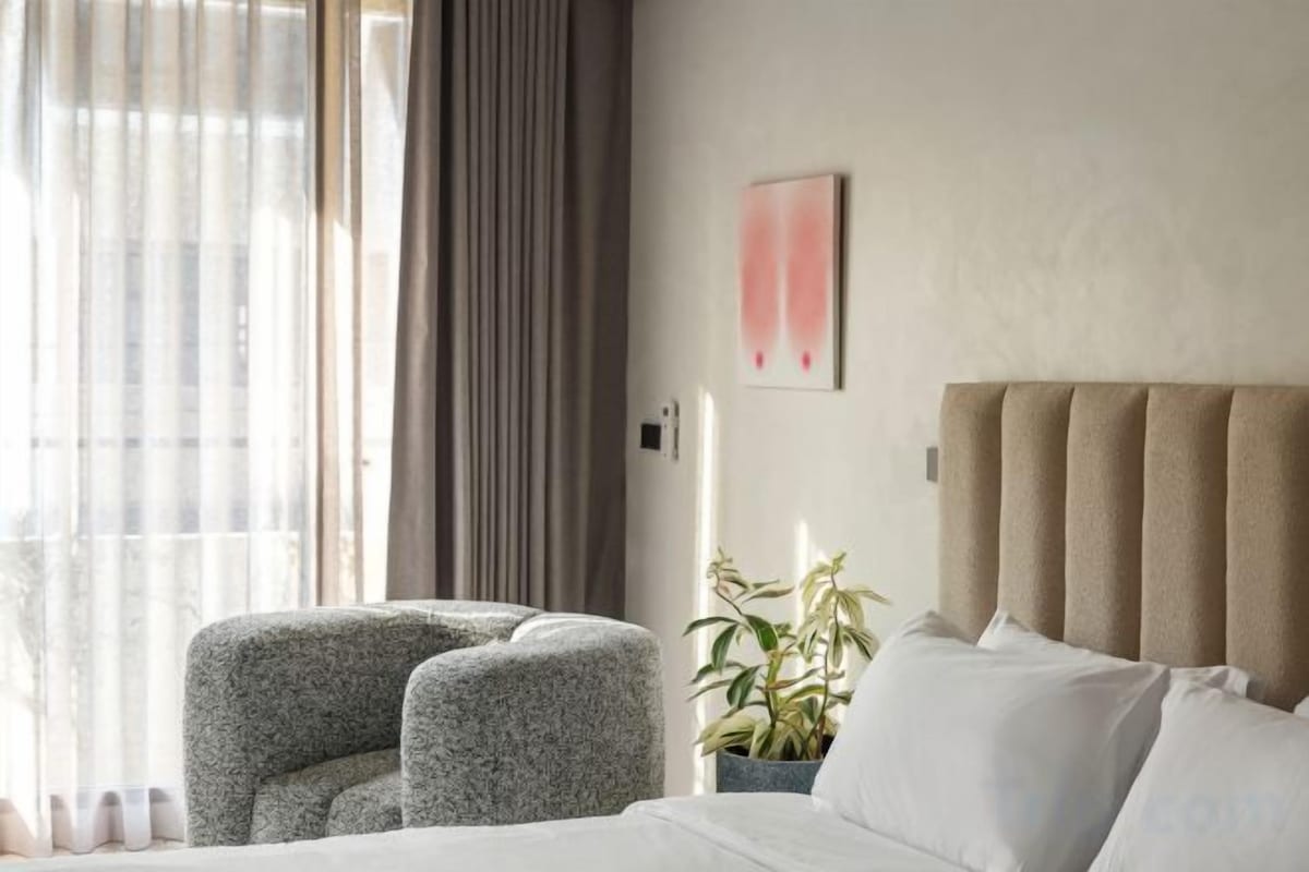 Airry White Suite In Designer Casa Near Sky Train