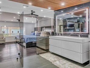 6 Schlafzimmer, Bügeleisen/Bügelbrett, WLAN