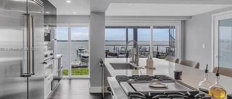 冰箱、微波炉、烤箱、炉灶