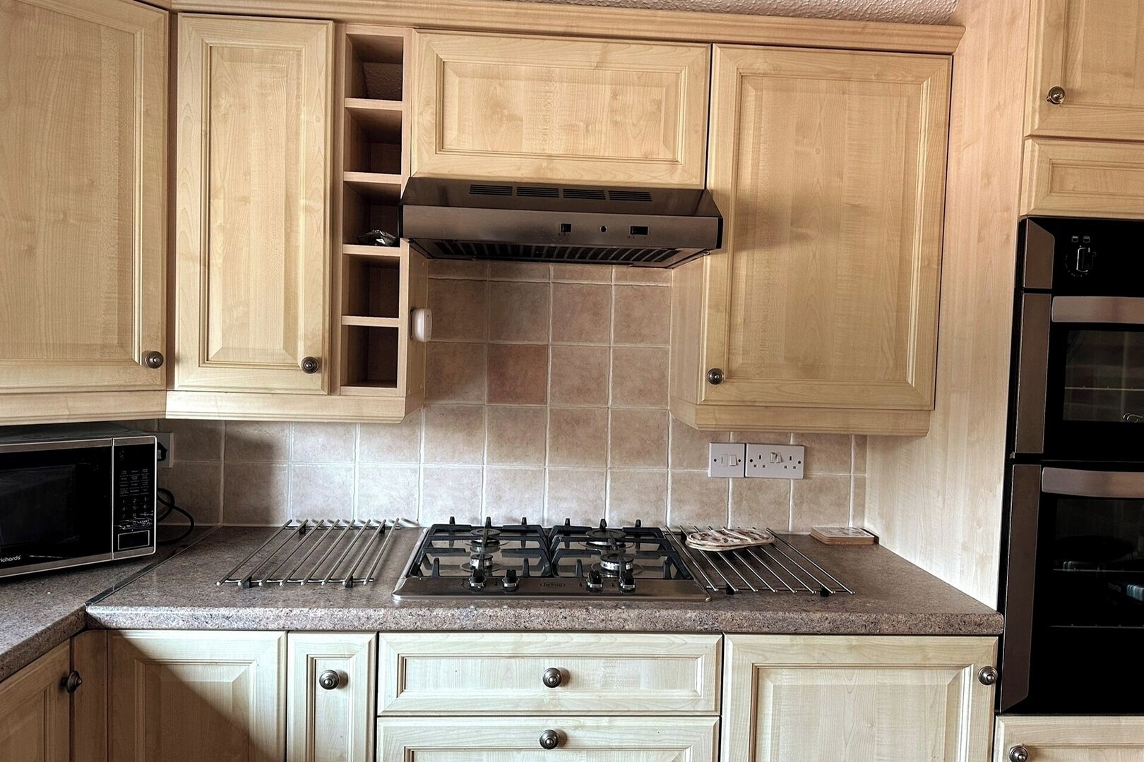 Geladeira, micro-ondas, fogão, cooktop