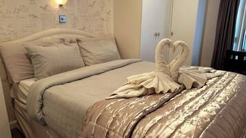 3 bedrooms, desk, iron/ironing board, WiFi