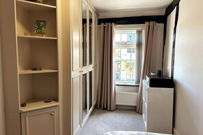 3 bedrooms, desk, iron/ironing board, WiFi