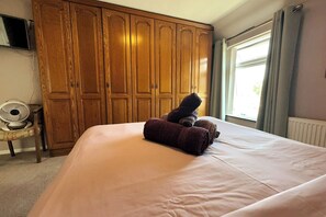 Escritorio, tabla de planchar con plancha, wifi y ropa de cama