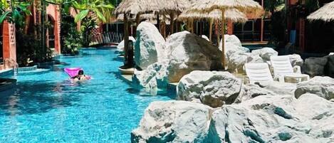 สระว่ายน้ำกลางแจ้ง