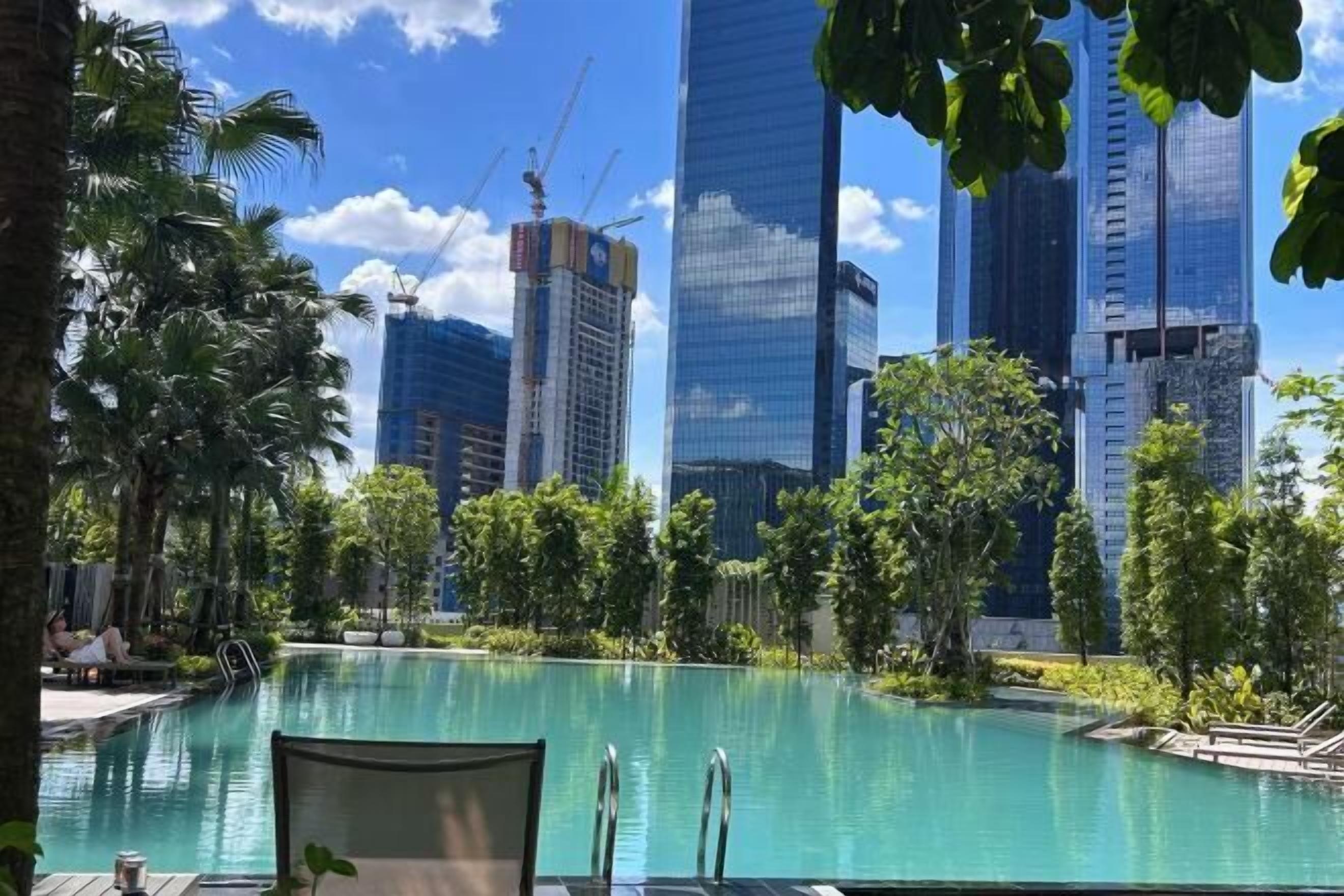 สระว่ายน้ำกลางแจ้ง