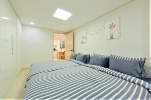 Room - Seoul Dajeong House/Hongdae Entrance Sta.Exit7. Party room. Lovely Big House (Seoul)
