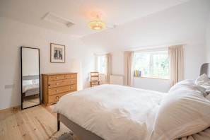 3 chambres, fer et planche à repasser, Wi-Fi, draps fournis