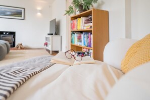 Tabla de planchar con plancha, wifi y ropa de cama 