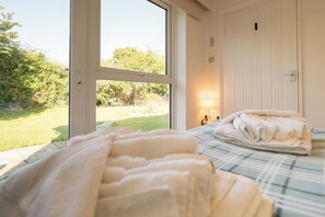 4 bedrooms, iron/ironing board, WiFi, bed sheets