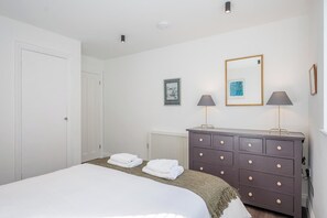 2 bedrooms, iron/ironing board, WiFi, bed sheets - 1 Leiston Court, Leiston (Leiston)