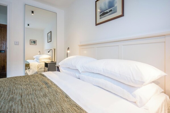 2 habitaciones, tabla de planchar con plancha, wifi y ropa de cama 