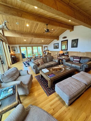 TV, fireplace - Largest house on the Madison River (Cameron)