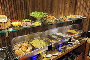 Un buffet proposant une variété de plats et de récipients.