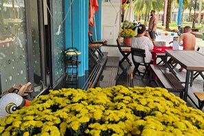 تناول الطعام بالخارج