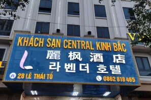 Digitaalinen opastekyltti Khach San Central Kinh Bac -hotellille, jossa näkyvät hotellin nimi, osoite ja puhelinnumero.