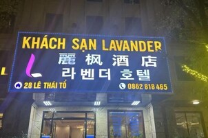 Un letrero de hotel con el nombre "KHÁCH SAN LAVENDER" y un número de teléfono.