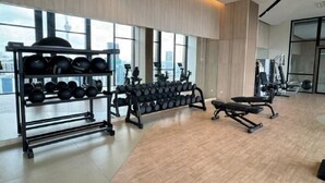 A modern gym with weightlifting equipment, a bench, and a rack of dumbbells. - Axon Residence Kuala Lumpur KLCC Pavillion BB (Kuala Lumpur)
