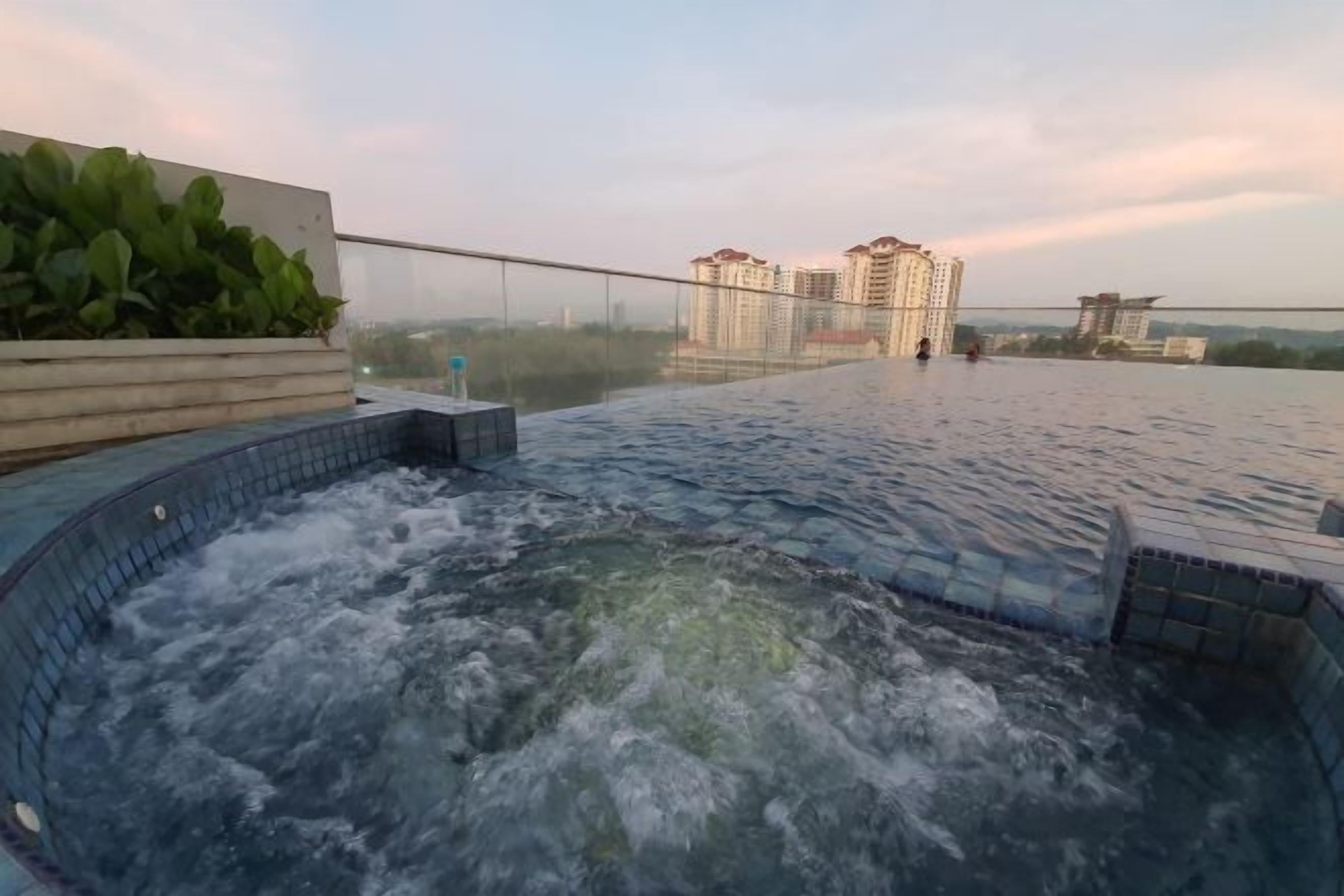 Tina de hidromasaje al aire libre