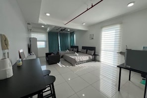 Una habitación de hotel moderna con cama, escritorio y silla.