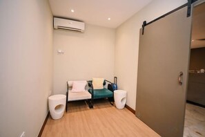 Una habitación con cama, dos altavoces y una puerta corredera.