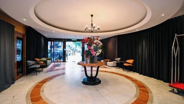 A lobby with a central round table, seating arrangements, and a chandelier. - Kingston Hotel 6 @ Changkat Bukit Bintang (Kuala Lumpur)