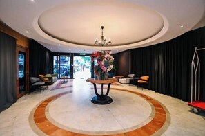 A lobby with a central round table, seating arrangements, and a chandelier. - Kingston Hotel 6 @ Changkat Bukit Bintang (Kuala Lumpur)