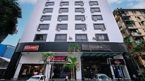 A multi-story building with a flat facade, featuring two prominent signs for 'DAAWAT' and 'KINGSTON'. - Kingston Hotel 6 @ Changkat Bukit Bintang (Kuala Lumpur)