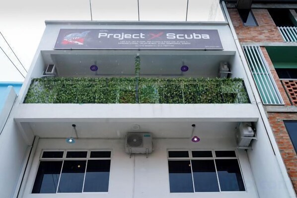 A building with a sign that reads 'Project X Scuba.' - Project X Scuba (Semporna)