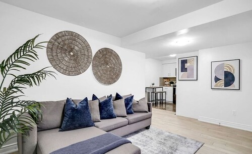 Stylish Modern 2-bedroom Suite