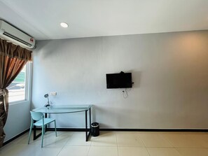 Deluxe Twin Room | Living area