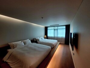 Suite Mewah, balkon, pemandangan laut sebagian | Setrika/meja setrika dan Wi-Fi gratis