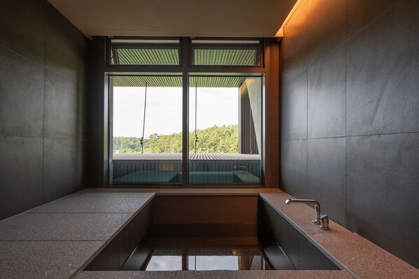 Luxury Suite, Balcony, Partial Ocean View | Bathroom | Separate tub and shower, hair dryer, slippers, towels - Uldolsori Hotel (Haenam)