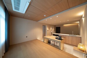 Kamar Twin Premium | Area keluarga | Monitor komputer dan printer