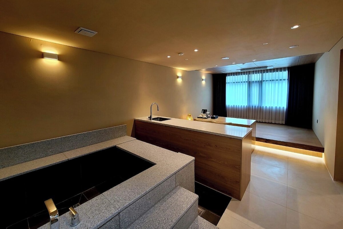 Premium Twin Room | Iron/ironing board, free WiFi