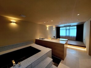 Premium Twin Room | Iron/ironing board, free WiFi - Uldolsori Hotel (Haenam)