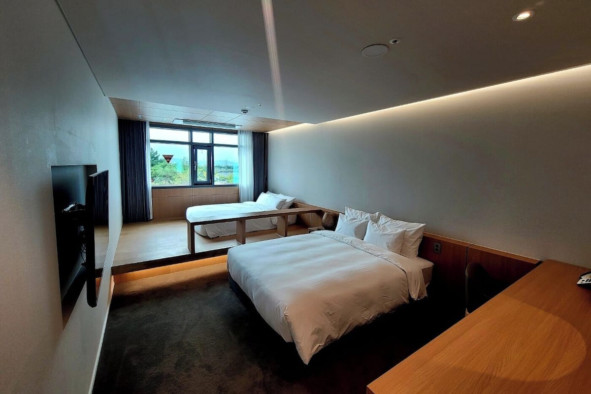 Deluxe Twin Room | Iron/ironing board, free WiFi