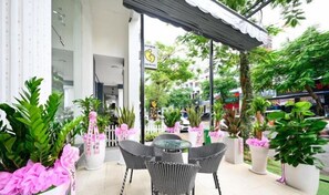 รับประทานอาหารกลางแจ้ง