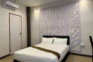 Una habitación de hotel con una cama, una puerta y un panel en la pared con un diseño de árbol.