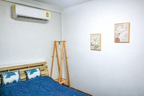 Unclassified image, 4 of 98, button - Luck viia 2 (Bangkok)