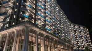 Un hôtel moderne à plusieurs étages, doté de grandes fenêtres et de balcons.