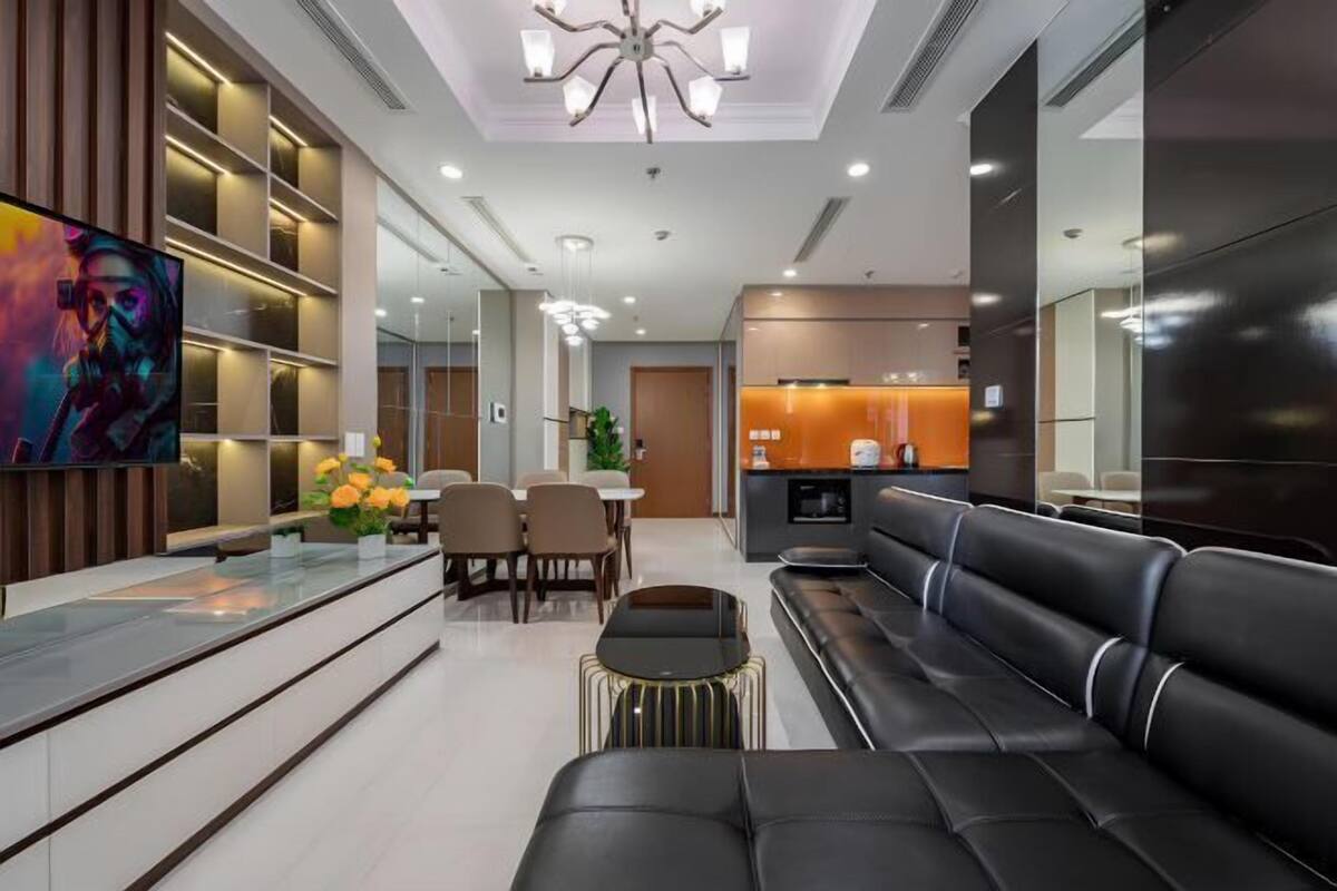 Un hall d'hotel modern amb una taquilla d'eixida, zona de seients i espai per menjar.