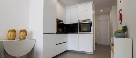 Køleskab, mikrobølgeovn, ovn, kogeplade